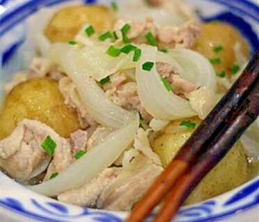 新玉ねぎの水分だけで作る塩だれ肉じゃが